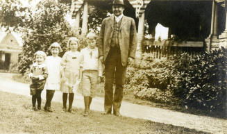 William Neal Reynolds with Smith, Nancy, Mary and Dick Reynolds at Fifth Street house